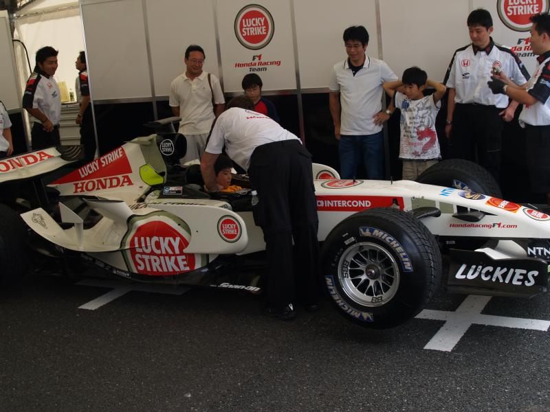 P9239092 HONDAピットスペース。
お子様乗せてもらってます。いいなー。
左奥のスタッフの表情がイイ！
