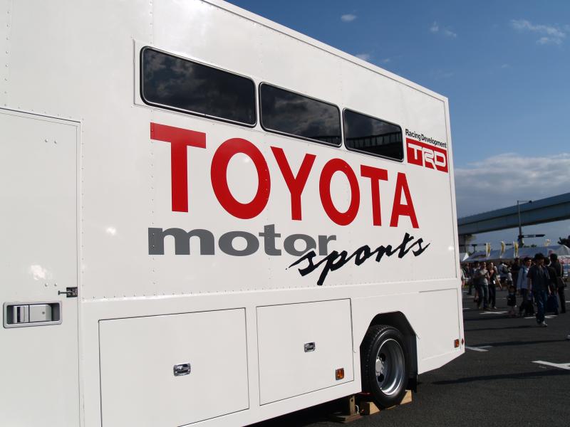 P9239124 こちらもデカい、GTワークス3チームのトランスポーター。