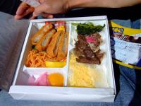 DSCF0567 中身はこんな感じ。
昨日の中身はまた違ったらしい…
去年は土日食ったけど、中身同じだったような…