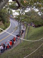 PA080259 ピットへ通じる道路には入り待ちの人だかりが…