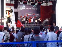 pa070219 予選終わってホンダブースにはバトンとバリチェロが来てました。